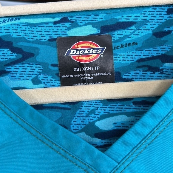 DICKIES Solid Turquoise V-Neck Scrub Top, SizeX-small, GUC. - Picture 3 of 8